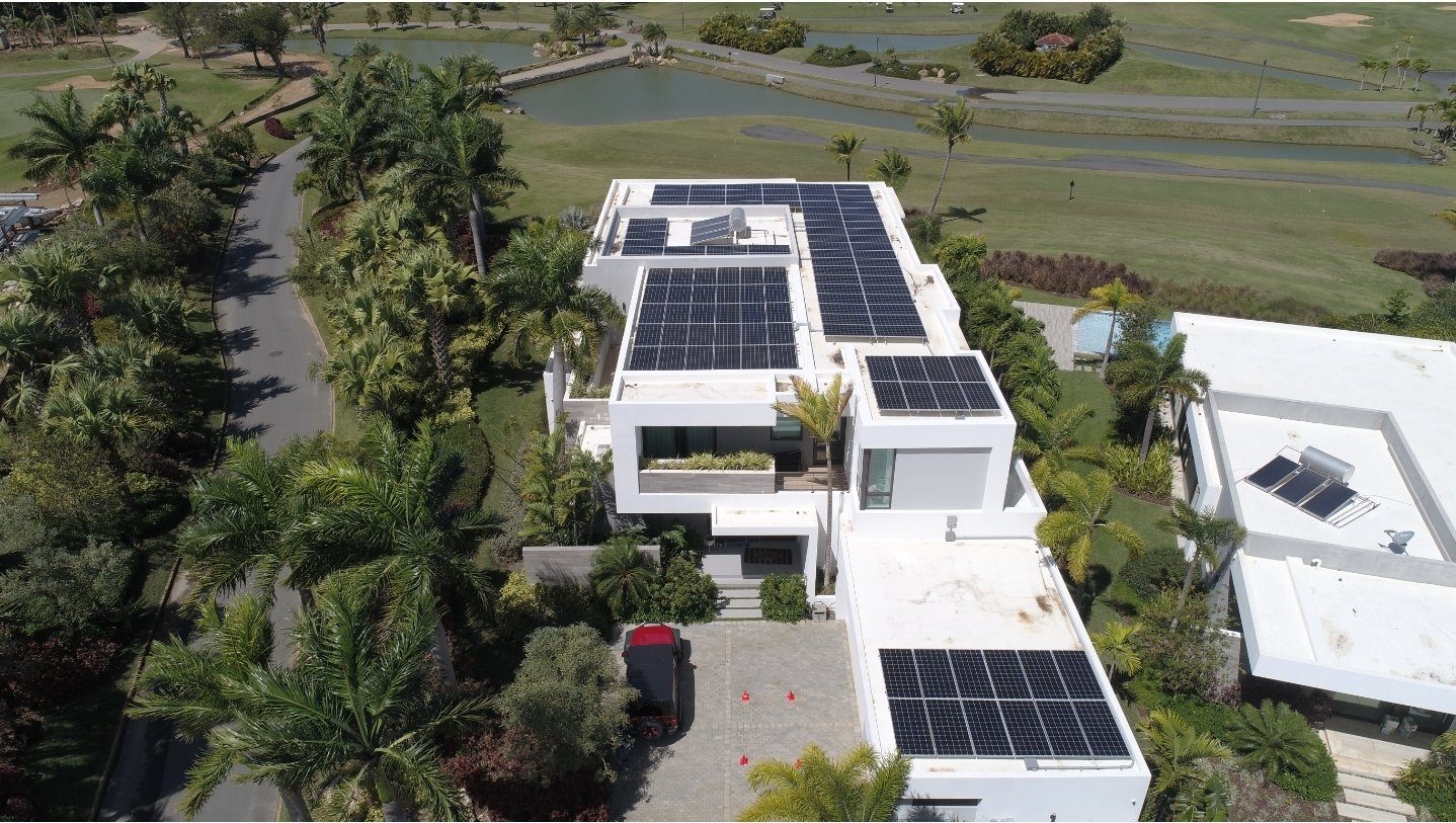 Residencia con sistema solar instalado por Solar Walk frente a un campo de golf en Puerto Rico