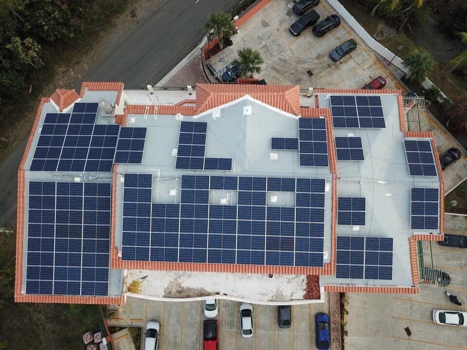 Vista aérea del techo de Macor by the Sea con paneles solares